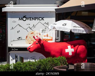 Losanna, Svizzera - 14 luglio 2022: Movenpick Ice Cream è un marchio di gelati di origine svizzera prodotti da Nestle. Una mucca rossa con la croce - colo Foto Stock