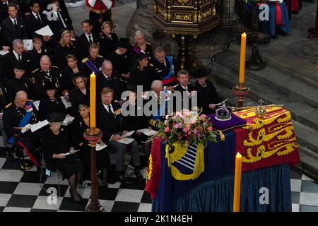 Reali e dignitari stranieri, tra cui il Principe Alberto II e la Principessa Charlene di Monaco (seconda fila da sinistra) e (Re Felipe VI e Regina Letizia di Spagna terza fila da destra) e (prima fila a sinistra) la Principessa Beatrix, Regina Maxima dei Paesi Bassi, Re Willem-Alexander partecipa al funerale di Stato della Regina Elisabetta II, tenutosi presso l'Abbazia di Westminster, Londra. Data immagine: Lunedì 19 settembre 2022. Foto Stock