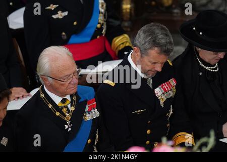 Carl XVI Gustaf, re di Svezia (a sinistra), e la regina Margrethe II di Danimarca e suo figlio principe ereditario Federico, che partecipavano ai funerali di Stato della regina Elisabetta II, tenuti presso l'Abbazia di Westminster, Londra. Data immagine: Lunedì 19 settembre 2022. Foto Stock