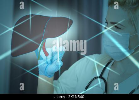 Il medico femminile tocca il fegato virtuale in mano. Foto sfocata, organo umano corvino, evidenziato in rosso come simbolo di malattia. Assistenza sanitaria ospedaliera Foto Stock