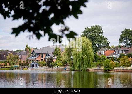 Alsager Cheshire East a Cheshire, Inghilterra. B’Hoys Community Gardens che si affaccia sulla mera Foto Stock