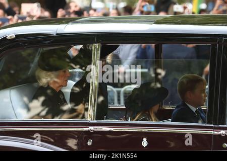 Londra, Regno Unito. 19th Set, 2022. La regina Consort Camilla, la principessa Kate, il principe George e la principessa Charlotte folllow il corteo dei funerali della regina Elisabetta II Credit: Uwe Deffner/Alamy Live News Foto Stock