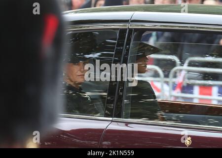 Londra, Regno Unito. 19th Set, 2022. Meghan e Sophie, la contessa di Wessex, follano il corteo dei funerali della regina Elisabetta II Credit: Uwe Deffner/Alamy Live News Foto Stock