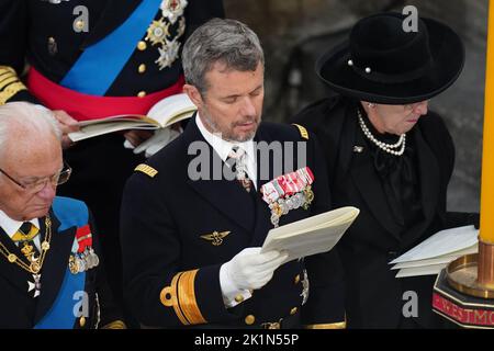 Carl XVI Gustaf, re di Svezia (a sinistra), e la regina Margrethe II di Danimarca e suo figlio principe ereditario Federico, che partecipavano ai funerali di Stato della regina Elisabetta II, tenuti presso l'Abbazia di Westminster, Londra. Data immagine: Lunedì 19 settembre 2022. Foto Stock