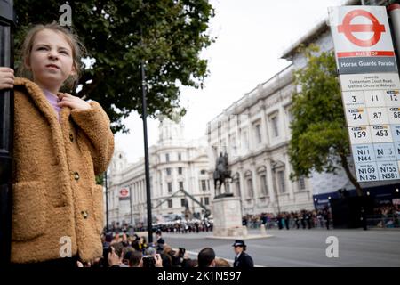 Londra, Regno Unito. 19th Set, 2022. Un giovane pianista sale fino ad un punto di vista alto per vedere la processione finale. La bara che porta il corpo della regina Elisabetta II era in processione finale a Westminster per l'ultima volta prima di dirigersi a Windsor per essere sepolta con il duca di Edimburgo e i suoi genitori. La processione segna la fine dell'operazione London Bridge ed è stata dichiarata come una festa nazionale delle Nazioni Unite in banca come da re Carlo III Credit: SOPA Images Limited/Alamy Live News Foto Stock