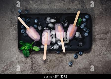 Mojito di mirtillo popsicle. Cocktail ghiacciato rinfrescante, vista dall'alto. Foto Stock