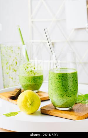 Frullato verde sano, spinaci, limone. Super cibo, disintossicazione e cibo sano. Foto Stock