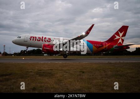 Aeroporto Southend di Londra, Essex, Regno Unito. 19th Set, 2022. Molte compagnie aeree hanno dovuto annullare i loro servizi tramite l'aeroporto di Londra Heathrow a causa delle restrizioni di volo in vigore per i funerali della Regina Elisabetta II Air Malta ha preso la possibilità di cambiare aeroporto per consentire ai passeggeri di viaggiare ancora, con il loro Airbus A320, il volo numero KM3102, arrivando a Southend da Luqa alle 19:05 e visto in procinto di atterrare. Farà il viaggio di ritorno come KM3103 più tardi in serata. Solo British Airways ha annullato 50 voli. Foto Stock