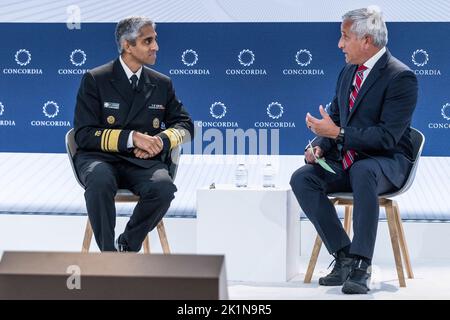 Il chirurgo generale degli STATI UNITI Vivek Murthy in conversazione con il Dott. John Torres del NBC News al vertice annuale della Concordia allo Sheraton Times Square a New York il 19 settembre 2022. (Foto di Lev Radin/Sipa USA) Foto Stock