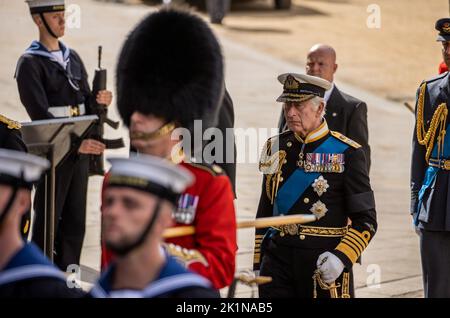 Londra, Regno Unito. 19th Set, 2022. Il re britannico Carlo III segue la bara della regina Elisabetta II, drappeggiato nel Royal Standard, sulla carrozza di stato della Royal Navy, durante la processione funeraria dall'Abbazia di Westminster, a Londra, Inghilterra lunedì 19 settembre 2022. Photo by UK Ministry of Defense/UPI Credit: UPI/Alamy Live News Foto Stock