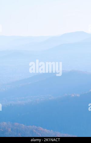 Foresta ricoperta di colline nelle montagne del North Carolina con molto nebbia e strati parzialmente nascosti. Foto Stock