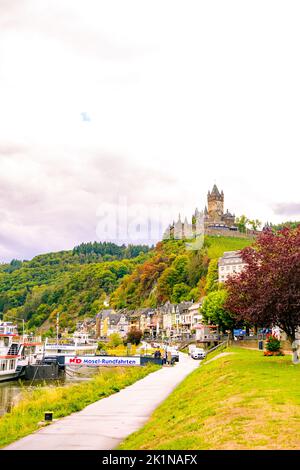 A Cochem, in Germania, nella stagione della vendemmia Foto Stock