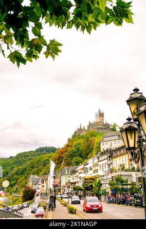 A Cochem, in Germania, nella stagione della vendemmia Foto Stock
