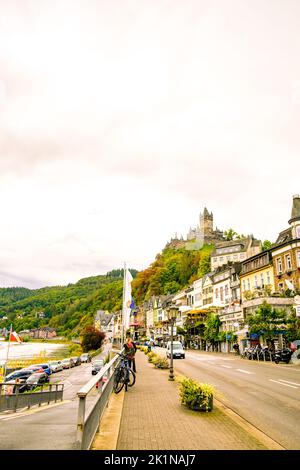 A Cochem, in Germania, nella stagione della vendemmia Foto Stock
