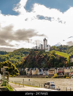 A Cochem, in Germania, nella stagione della vendemmia Foto Stock