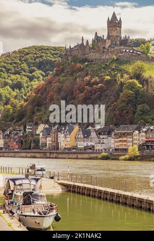 A Cochem, in Germania, nella stagione della vendemmia Foto Stock