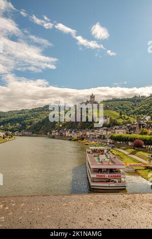A Cochem, in Germania, nella stagione della vendemmia Foto Stock