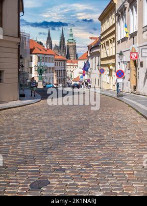 Praga, Repubblica Ceca - 2022 giugno: Vista panoramica dalle strade acciottolate nel centro storico di Praga Foto Stock