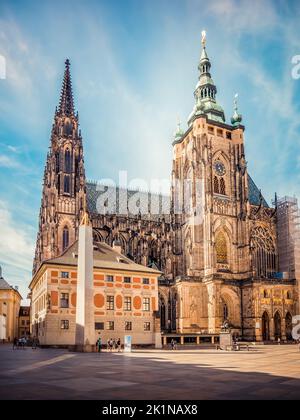 Splendida vista con le torri gotiche della Cattedrale di San Vito, situata nel Castello di Praga. Primo piano. Foto Stock