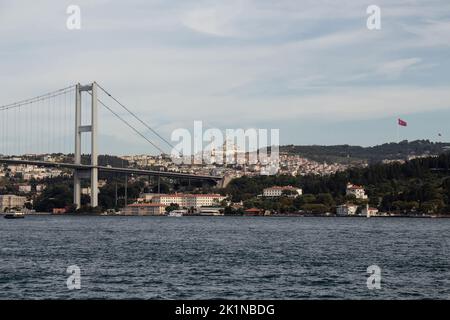 Vista sul ponte sul Bosforo e sul lato asiatico di Istanbul. E' una giornata estiva di sole. Bella scena. Foto Stock