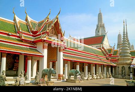 Splendido chiostro del Tempio di Wat Arun con l'iconica guglia sullo sfondo, Bangkok, Thailandia Foto Stock