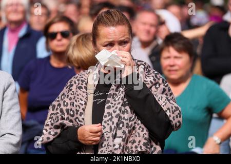 Migliaia di membri del pubblico guardano i funerali di stato della Regina Elisabetta II sui grandi schermi di Hyde Park a Londra. Foto Stock