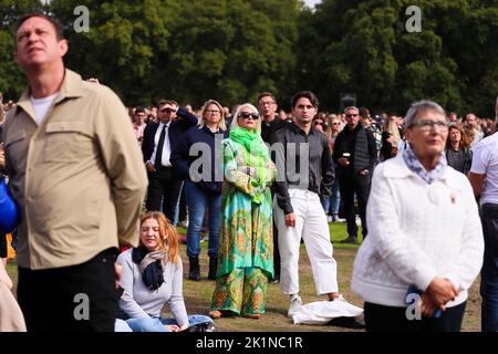 Migliaia di membri del pubblico guardano i funerali di stato della Regina Elisabetta II sui grandi schermi di Hyde Park a Londra. Foto Stock