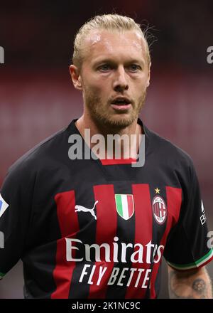 Milano, Italia. 18th Set, 2022. Simon Kjaer dell'AC Milan guarda durante la Serie A alla partita di Giuseppe Meazza a Milano. Il credito per le immagini dovrebbe essere: Jonathan Moskrop/Sportimage Credit: Sportimage/Alamy Live News Foto Stock