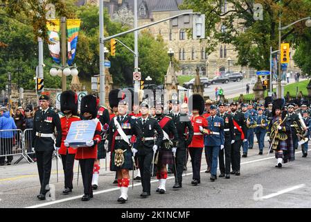 Ottawa, Canada - 19 settembre 2022: I membri della marcia militare canadese durante una parata commemorativa su Wellington Street verso la cattedrale di Cristo una chiesa anglicana per una cerimonia commemorativa per i funerali della regina Elisabetta II Il governo federale ha dichiarato il giorno una festa federale e un giorno nazionale di lutto per la regina, con i funzionari pubblici federali che hanno il giorno di riposo. Foto Stock