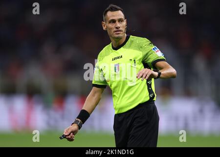 Milano, Italia. 18th Set, 2022. L'arbitro Maurizio Mariani reagisce durante la Serie A alla partita di Giuseppe Meazza a Milano. Il credito per le immagini dovrebbe essere: Jonathan Moskrop/Sportimage Credit: Sportimage/Alamy Live News Foto Stock