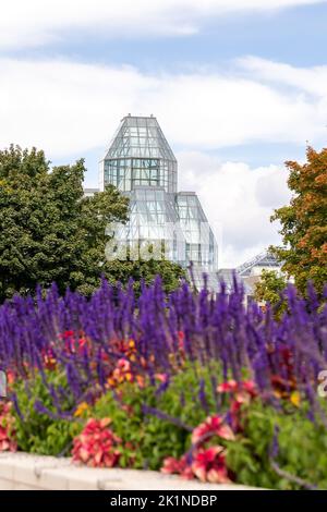 Ottawa, Canada - 12 settembre 2022: Major's Hill Park a Ottawa con la National Gallery of Canada sullo sfondo Foto Stock