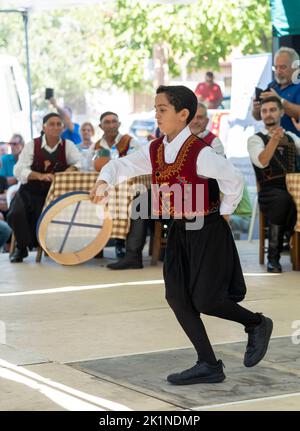 Giovani ballerini ciprioti che si esibiscono in costumi tradizionali al Festival rurale di Statos-Agios Fotios, nella regione di Paphos, a Cipro. Foto Stock