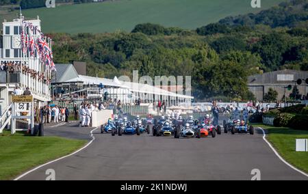 Goodwood, Regno Unito. 19th Set, 2022. L'inizio della Chichester Cup Goodwood Revival Festival di domenica al Goodwood Circuit di Goodwood, Regno Unito, il 18 settembre 2022. Foto di Phil Hutchinson. Solo per uso editoriale, licenza richiesta per uso commerciale. Non è utilizzabile nelle scommesse, nei giochi o nelle pubblicazioni di un singolo club/campionato/giocatore. Credit: UK Sports Pics Ltd/Alamy Live News Foto Stock