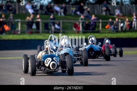 Goodwood, Regno Unito. 19th Set, 2022. L'inizio della Chichester Cup Goodwood Revival Festival di domenica al Goodwood Circuit di Goodwood, Regno Unito, il 18 settembre 2022. Foto di Phil Hutchinson. Solo per uso editoriale, licenza richiesta per uso commerciale. Non è utilizzabile nelle scommesse, nei giochi o nelle pubblicazioni di un singolo club/campionato/giocatore. Credit: UK Sports Pics Ltd/Alamy Live News Foto Stock