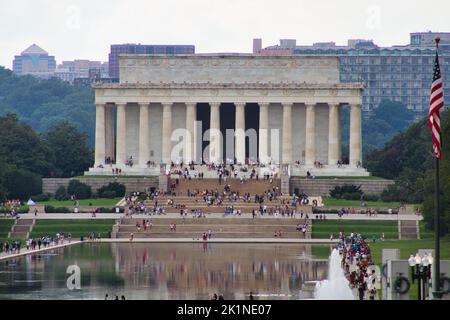 Vista della folla che si raduna intorno al Lincoln Memorial dall'altra parte del 17th St NW a Washington, D.C. Foto Stock