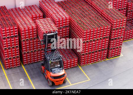 Grafenhausen, Germania. 19th Set, 2022. Un dipendente di un carrello elevatore a forche accatasta casse di birra l'una sull'altra nei locali della birreria Rothaus. La Badische Staatsbrauerei Rothaus AG vuole diventare positiva per il clima entro il 2030 e sta installando un impianto fotovoltaico su larga scala sui suoi tetti come parte di questo sforzo. Credit: Philip von Ditfurth/dpa/Alamy Live News Foto Stock