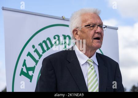 Grafenhausen, Germania. 19th Set, 2022. Winfried Kretschmann (Bündnis 90/Die Grünen), Ministro Presidente del Baden-Württemberg, si trova di fronte a un banner che recita "clima positivo 2030" nei locali della birreria Rothaus. La Badische Staatsbrauerei Rothaus AG vuole diventare climatica positiva entro il 2030 e sta installando un impianto fotovoltaico su larga scala sui suoi tetti. Credit: Philip von Ditfurth/dpa/Alamy Live News Foto Stock