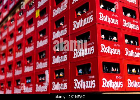 Grafenhausen, Germania. 19th Set, 2022. Casse di birra con vetro usato in esse si trovano nei locali della birreria Rothaus. La Badische Staatsbrauerei Rothaus AG vuole diventare climatica positiva entro il 2030 e sta installando un impianto fotovoltaico su larga scala sui suoi tetti. Credit: Philip von Ditfurth/dpa/Alamy Live News Foto Stock