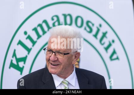 Grafenhausen, Germania. 19th Set, 2022. Winfried Kretschmann (Bündnis 90/Die Grünen), Ministro Presidente del Baden-Württemberg, si trova di fronte a un banner che recita "clima positivo 2030" nei locali della birreria Rothaus. La Badische Staatsbrauerei Rothaus AG vuole diventare climatica positiva entro il 2030 e sta installando un impianto fotovoltaico su larga scala sui suoi tetti. Credit: Philip von Ditfurth/dpa/Alamy Live News Foto Stock