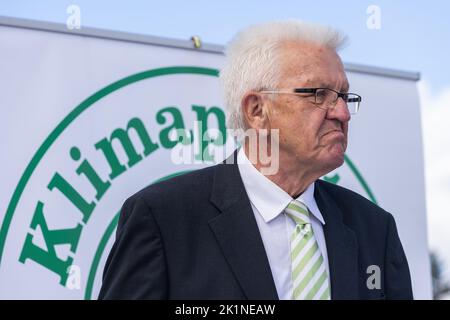 Grafenhausen, Germania. 19th Set, 2022. Winfried Kretschmann (Bündnis 90/Die Grünen), Ministro Presidente del Baden-Württemberg, si trova di fronte a un banner che recita "clima positivo 2030" nei locali della birreria Rothaus. La Badische Staatsbrauerei Rothaus AG vuole diventare climatica positiva entro il 2030 e sta installando un impianto fotovoltaico su larga scala sui suoi tetti. Credit: Philip von Ditfurth/dpa/Alamy Live News Foto Stock