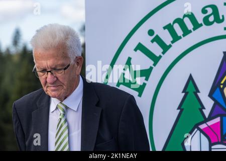 Grafenhausen, Germania. 19th Set, 2022. Winfried Kretschmann (Bündnis 90/Die Grünen), Ministro Presidente del Baden-Württemberg, si trova di fronte a un banner che recita "clima positivo 2030" nei locali della birreria Rothaus. La Badische Staatsbrauerei Rothaus AG vuole diventare climatica positiva entro il 2030 e sta installando un impianto fotovoltaico su larga scala sui suoi tetti. Credit: Philip von Ditfurth/dpa/Alamy Live News Foto Stock