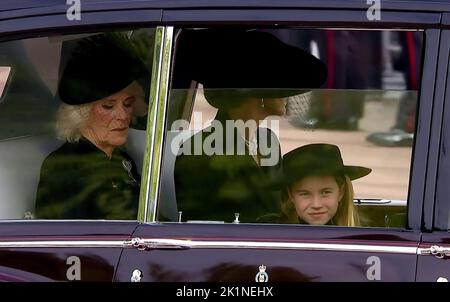 La processione della regina al funerale statale 19.9.22 a Wellington Arch ha trovato la principessa Charlotte in macchina con la mamma Kate e la regina Camilla Sad Picture di Pi Foto Stock