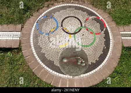 Iifracombe-Devon-England-2022-lo stampo di Johathan Edwards il piede del ponticello triplo con gli anelli olimpici Foto Stock