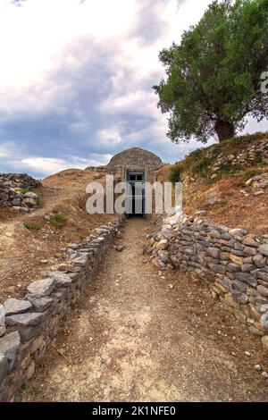 Tomba di età micenea presso il sito archeologico di Peristeria in Kyparissia. L'antico sito archeologico di Peristeria si trova a circa 8 kilomet Foto Stock