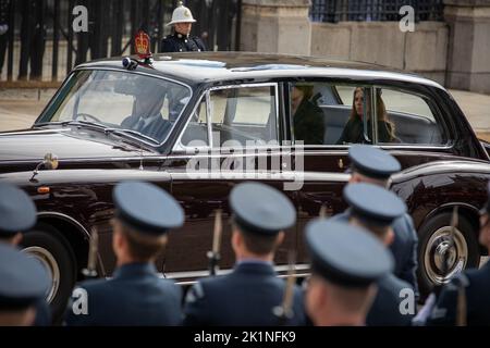 Londra, Inghilterra. 19th Settembre 2022. La nipote della regina, la principessa Beatrice, lascia Westminster Abbey seguendo il servizio per il funerale di Stato di sua Maestà la regina Elisabetta II Il funerale è stato uno dei più grandi eventi che il paese abbia mai visto. Credit: Kiki Streitberger / Alamy Live News Foto Stock