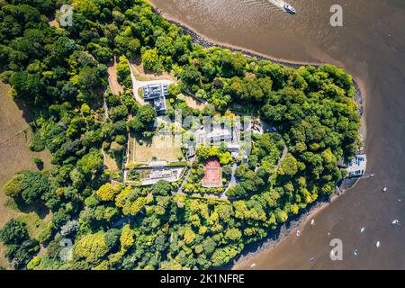 Cima giù su Greenway, Dittisham e River Dart da un drone, Devon, Inghilterra, Europa Foto Stock