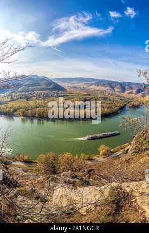 Panorama della valle di Wachau con nave sul Danubio durante l'autunno in Austria, UNESCO Foto Stock