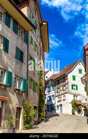 Strada stretta (Obere Halde) con case colorate e storiche il centro storico di Baden, Svizzera Foto Stock