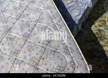 Immondizia e dettagli di inquinamento in città Foto Stock