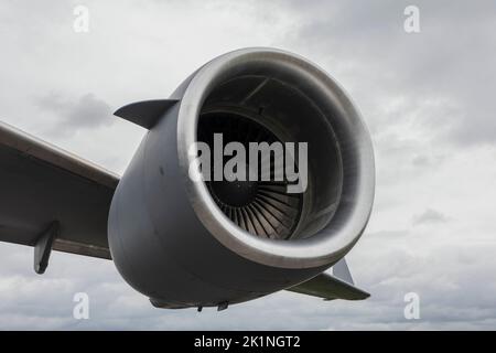 Dettaglio del motore dell'aeromobile. Turbina a getto sull'aereo e sull'ala dell'aereo. Cielo nuvoloso. Vista dal basso e angolo basso. Foto Stock